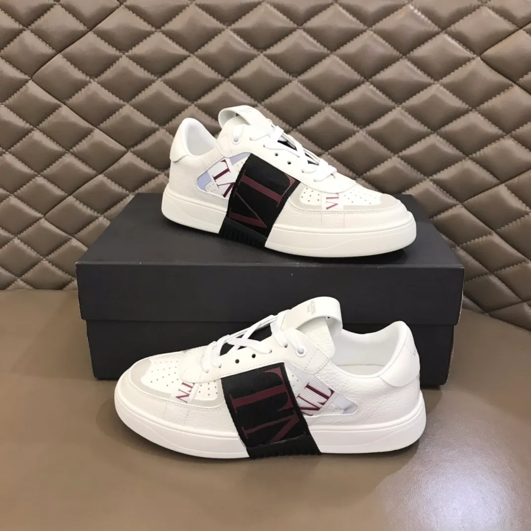 p440 "Valentin*" new spring and summer calfskin lace-up sneakers. No man should be able to refuse these shoes. The classic color scheme is so handsome! Purchase a high-precision replica of the original version to instantly sell off the market currency! 6 VLTN logo rubber effect straps - Valentino Garavani Logo printed on the back and tongue, all materials are customized to ensure quality! Size: 38-44